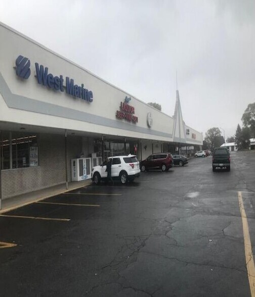 Primary Photo Of 411-423 Michigan St, Algonac Unknown For Lease