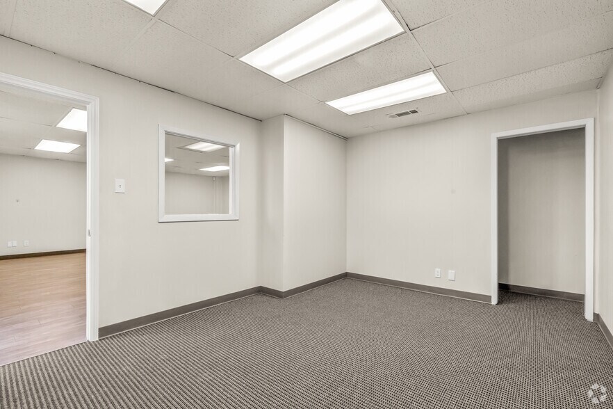 More Photos Of 1100-1120 Luke St, Irving Unknown For Lease
