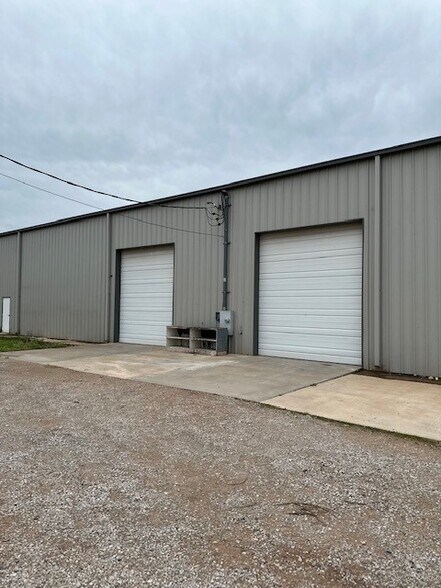 More Photos Of 6355 Boucher Dr, Edmond Showroom For Lease