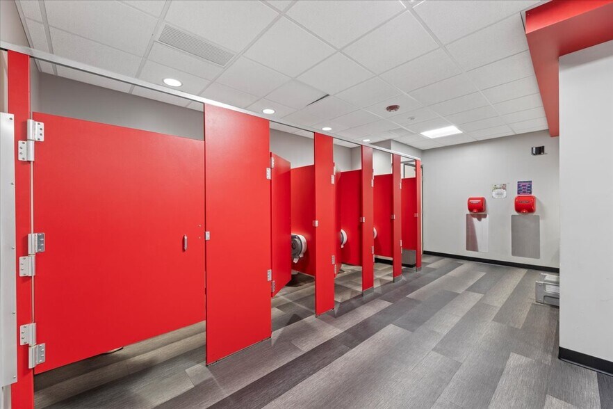 More Photos Of 7 S 4th St, Council Bluffs Health Club For Lease