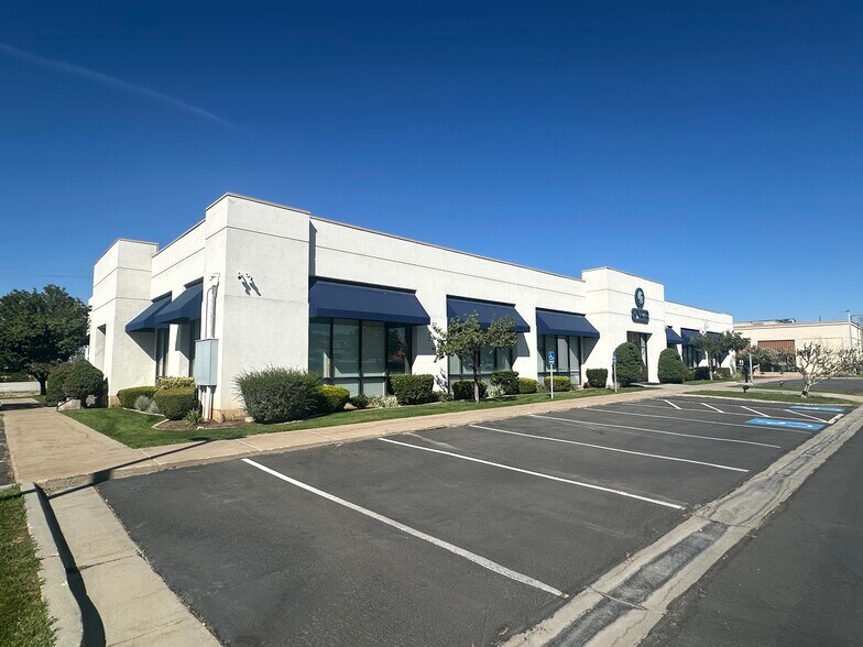 More Photos Of 1346 S Legend Hills Dr, Clearfield Freestanding For Lease