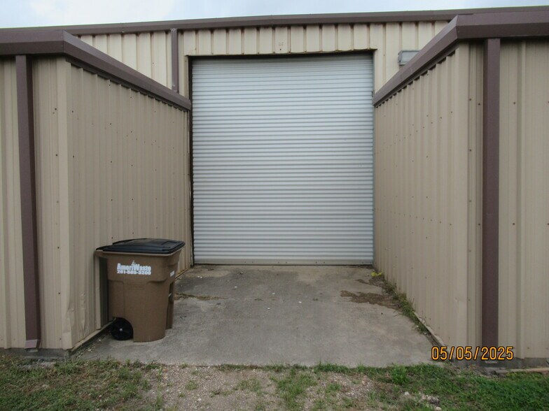 More Photos Of 530 E 2nd St, Freeport Warehouse For Lease