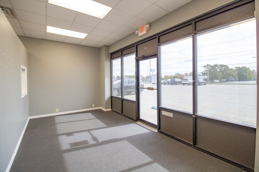 More Photos Of 961-965 E Washington St, Winchester General Retail For Lease