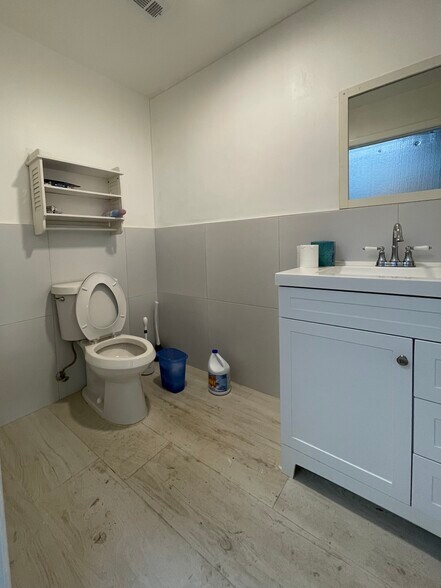 More Photos Of 4406 Exchange Ave, Naples Manufacturing For Sale