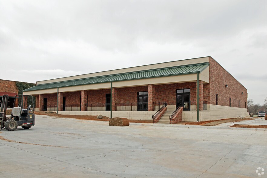 More Photos Of 1121 S Douglas Blvd, Oklahoma City Office For Lease