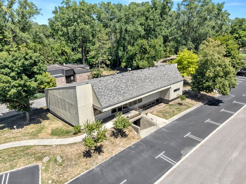 More Photos Of 24724 Lahser Rd, Southfield Office For Sale