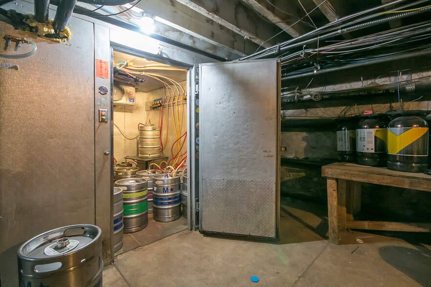 More Photos Of 1111-1113 Walnut St, Philadelphia Storefront For Lease