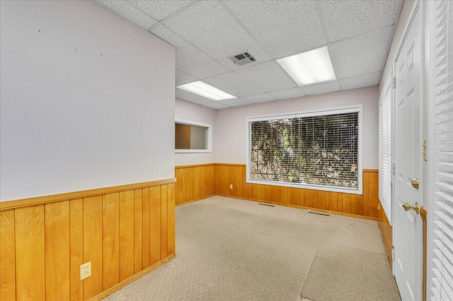 More Photos Of 18032 Ventura Blvd, Encino Medical For Lease