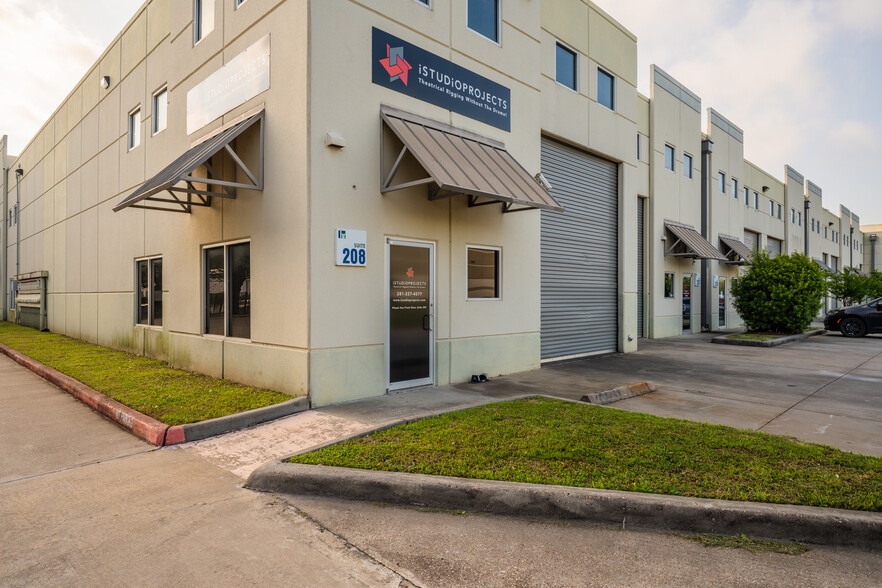 More Photos Of 5750 N Sam Houston Pky E, Houston Warehouse For Lease