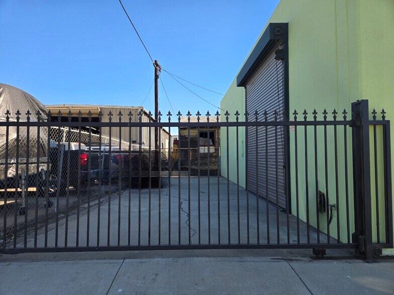 More Photos Of 2101 E 37th St, Vernon Manufacturing For Sale