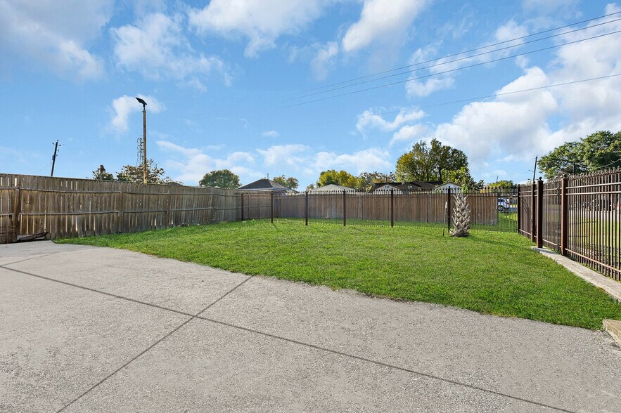 More Photos Of 602 Spencer Hwy, South Houston Medical For Sale