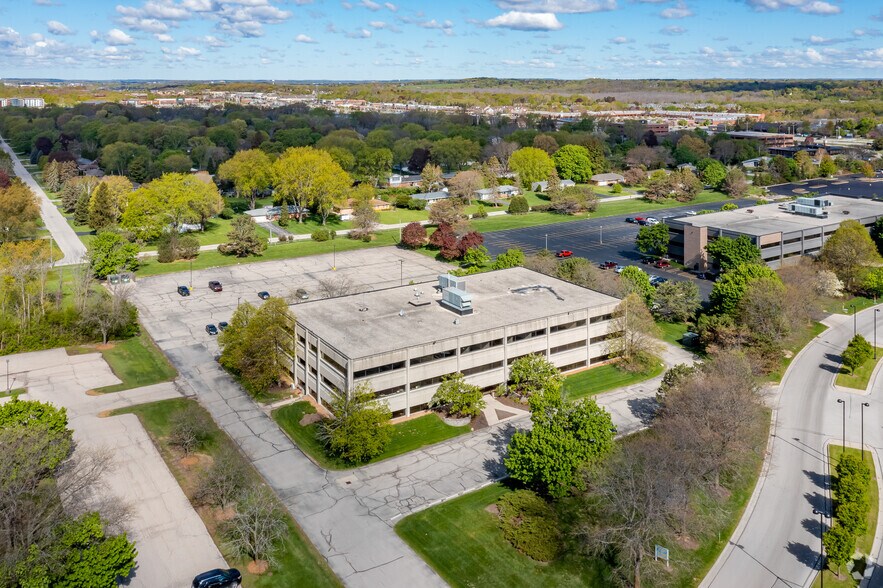 More Photos Of 125 N Executive Dr, Brookfield Office For Lease