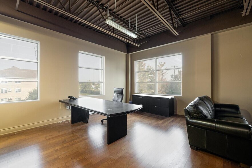 More Photos Of 24 Carré Sicard, Sainte-therese Self Storage For Lease