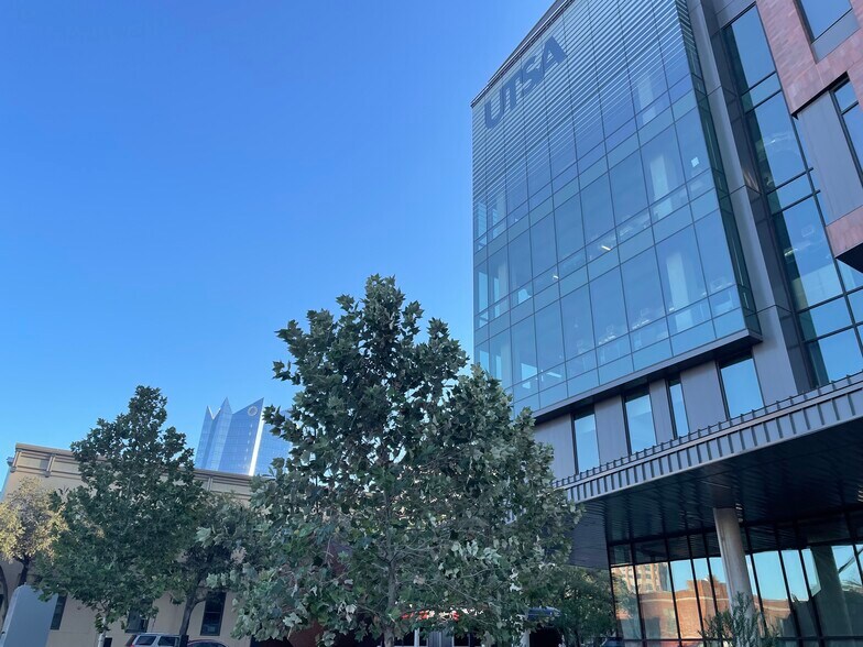 More Photos Of 345 W Commerce St, San Antonio Storefront Retail Office For Sale