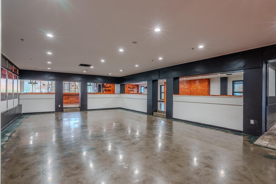 More Photos Of 4840 Hatch Blvd, Muscle Shoals Restaurant For Sale