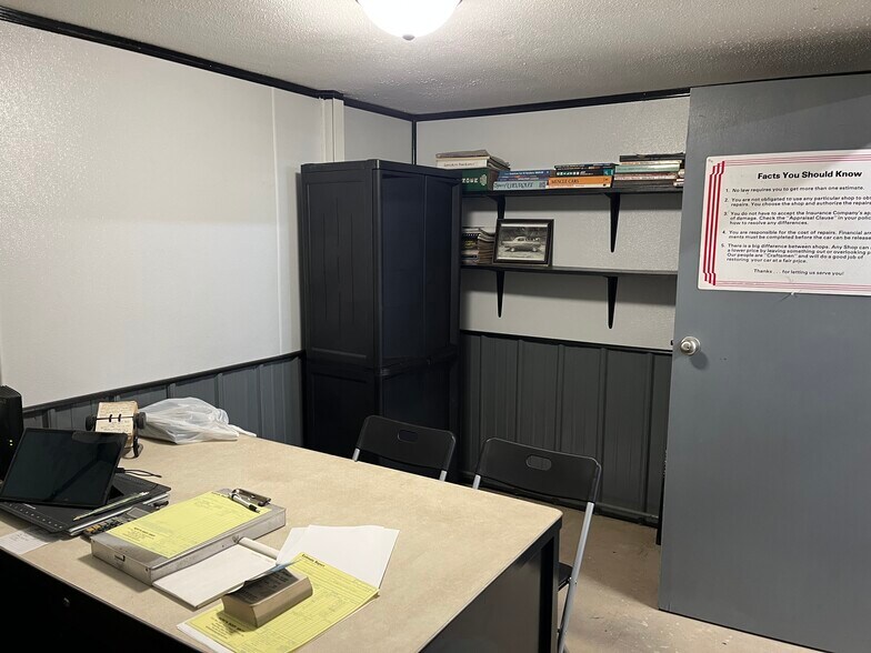 More Photos Of 462 E Reba McEntire Ave, Stringtown Flex For Sale