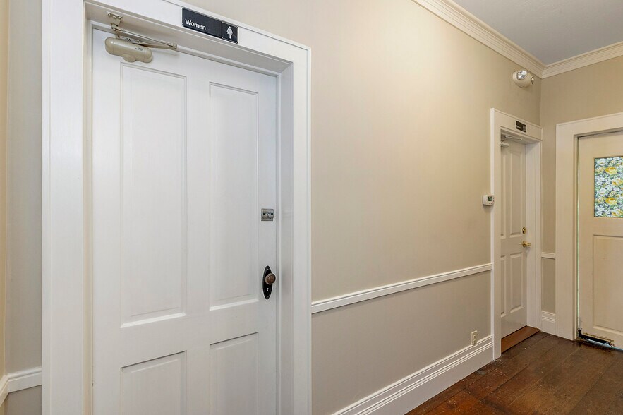 More Photos Of 240 E California St, Jacksonville Hotel For Sale