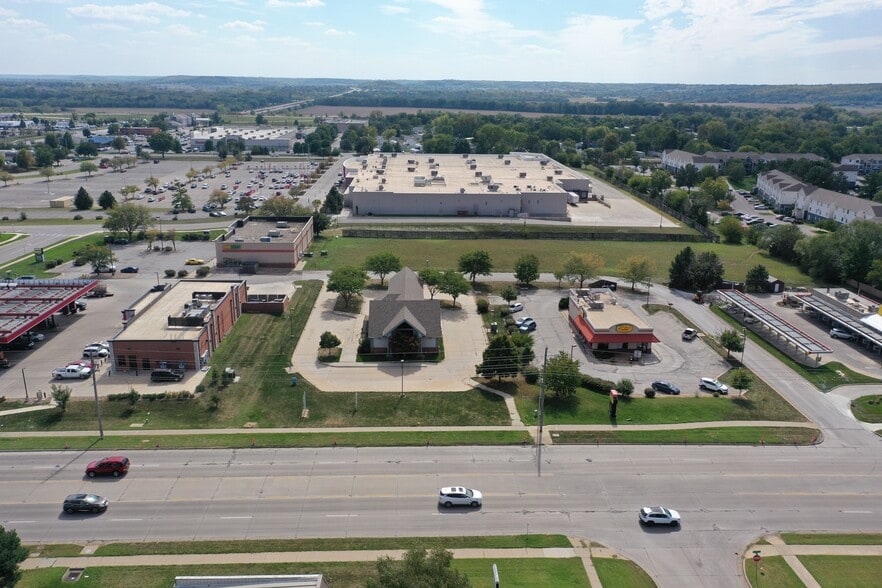 More Photos Of 2221 W 31st St, Lawrence Bank For Lease