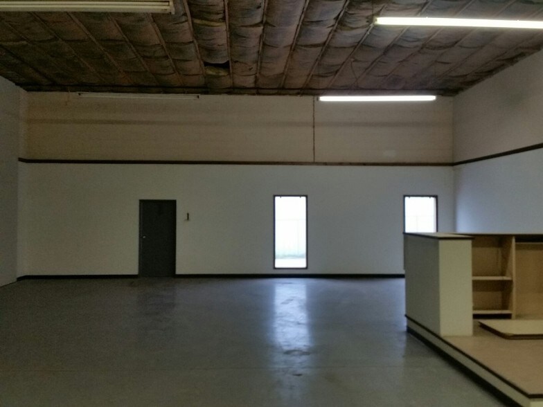 More Photos Of 1236-1248 Royal Dr, Papillion Warehouse For Lease