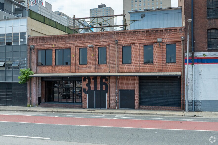 More Photos Of 316-318 Guilford Ave, Baltimore Bar For Sale
