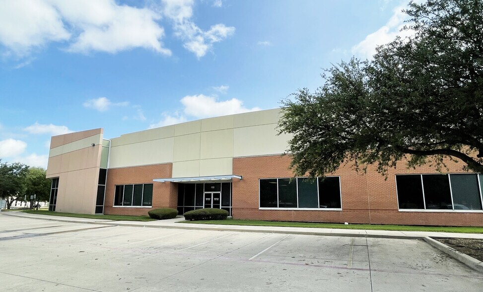 More Photos Of 5450 Stratum Dr, Fort Worth Showroom For Lease