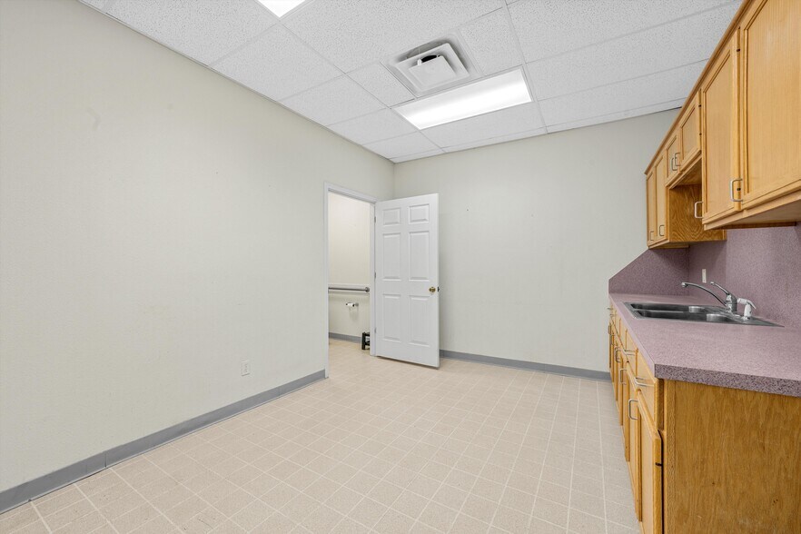 More Photos Of 107 W Main St, Cameron Storefront Retail Office For Lease