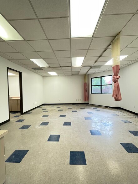 More Photos Of 215 Oak Dr S, Lake Jackson Medical For Lease