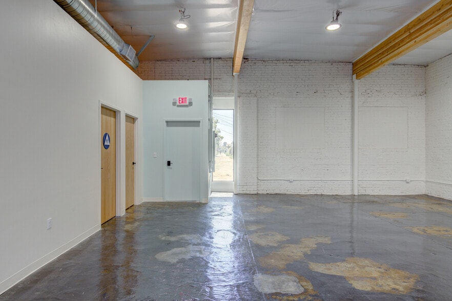 More Photos Of 2616 W Jefferson Blvd, Los Angeles Showroom For Sale