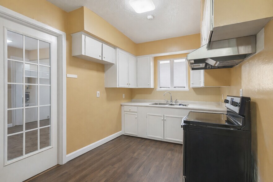 More Photos Of 827 Casey St, Channelview Flex For Sale