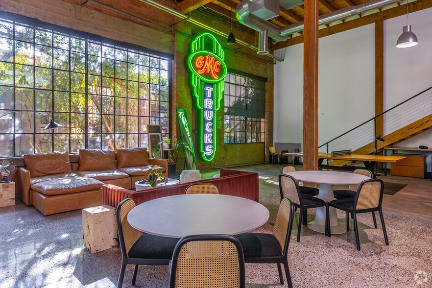 More Photos Of 4121 Commerce St, Dallas Unknown For Lease