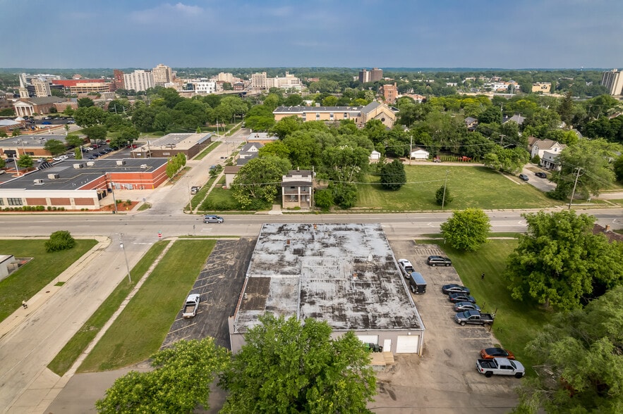 More Photos Of 415 N 3rd St, Rockford Light Distribution For Lease