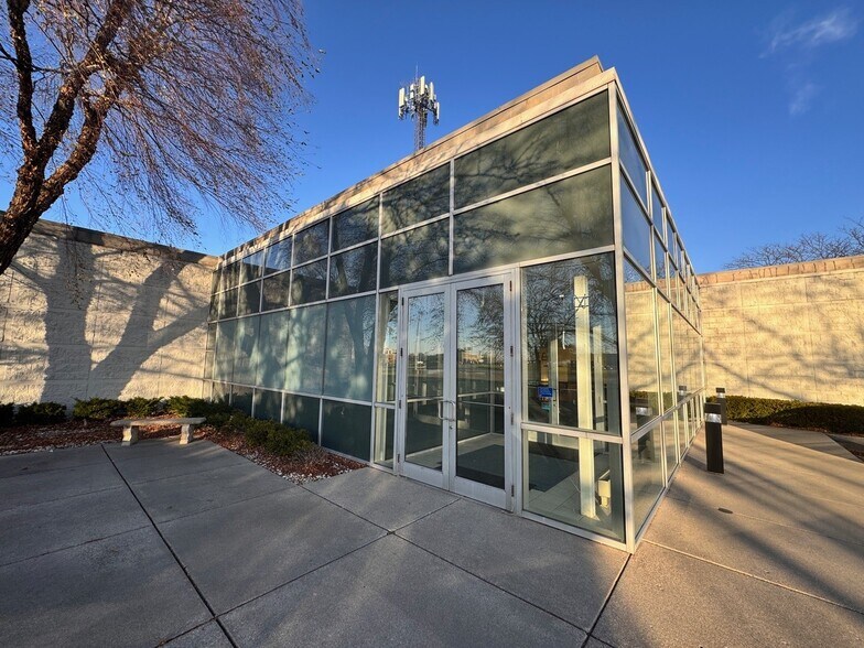 More Photos Of 4371 Venture Dr, Peru Office For Lease