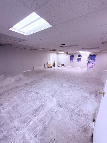 More Photos Of 1246 S General McMullen Dr, San Antonio Storefront Retail Office For Lease