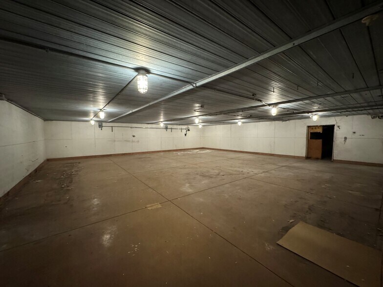 More Photos Of 2941 Moose Trl, Elkhart Manufacturing For Sale