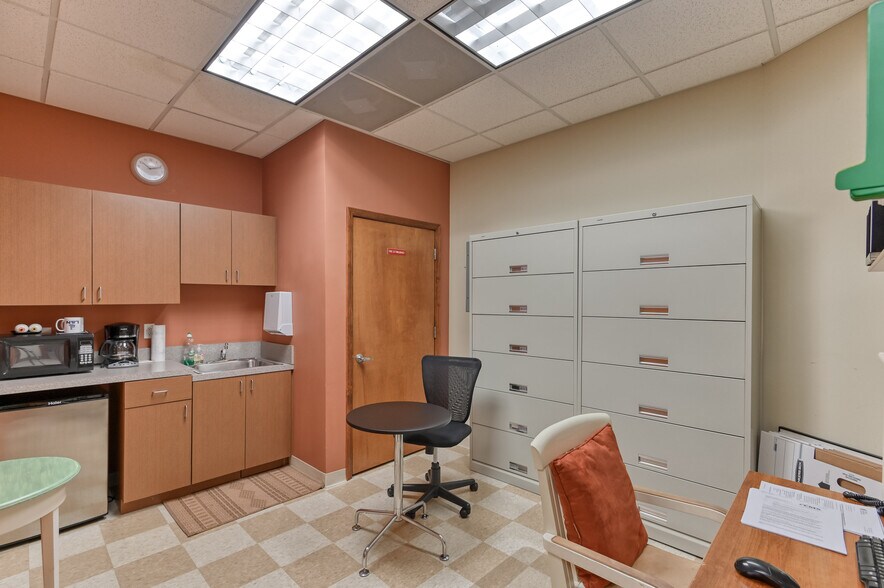 More Photos Of 9700 park plaza Ave, Louisville Medical For Lease