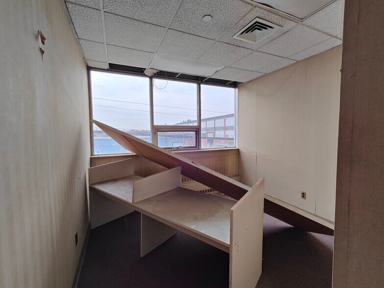 More Photos Of 1169 Oak Point Ave, Bronx Warehouse For Lease