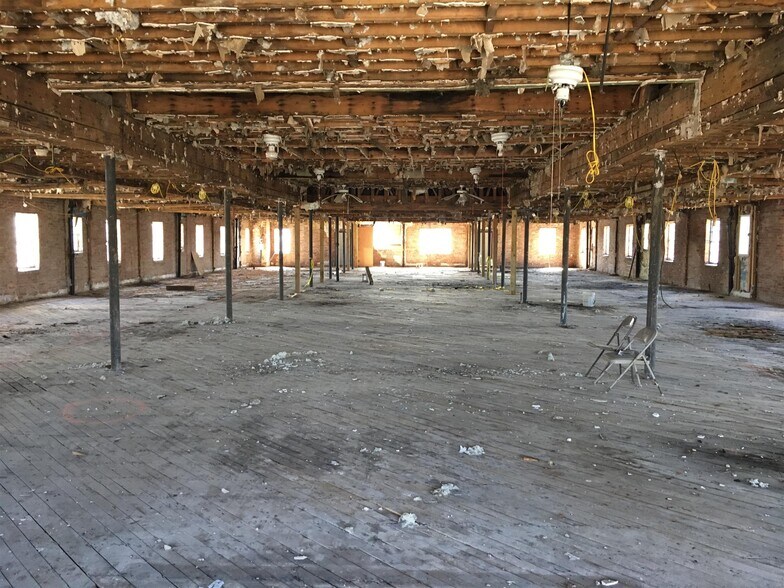 More Photos Of 1 Public Square Red Boiling Springs Sq, Lafayette Flex For Sale