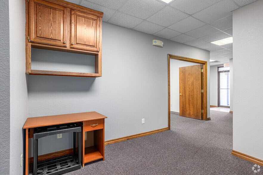 More Photos Of 2425 Wilcox Dr, Norman Office For Sale