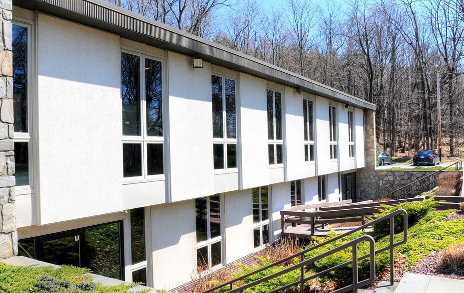 More Photos Of 10 Boice Rd, Hyde Park Medical For Sale