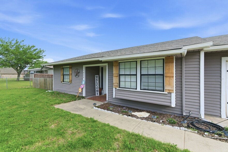 More Photos Of 1032 Greg St, Azle Specialty For Sale