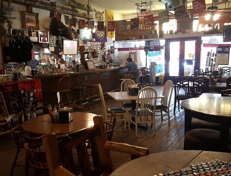 More Photos Of 107 W Main St, Llano Bar For Sale