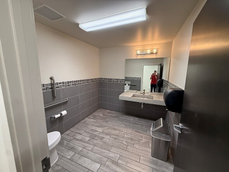 More Photos Of 1550 S Distribution Dr, Salt Lake City Flex For Lease