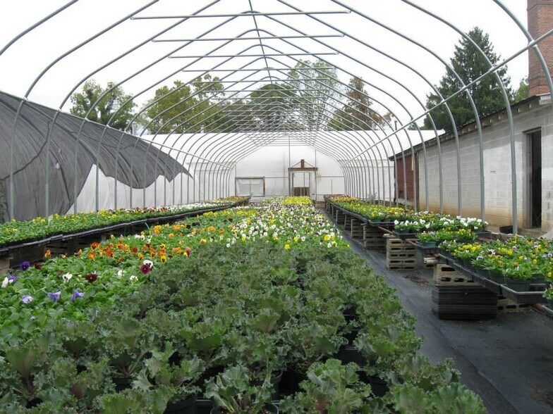 More Photos Of 2306 W Riverside Dr, Salem Specialty For Sale