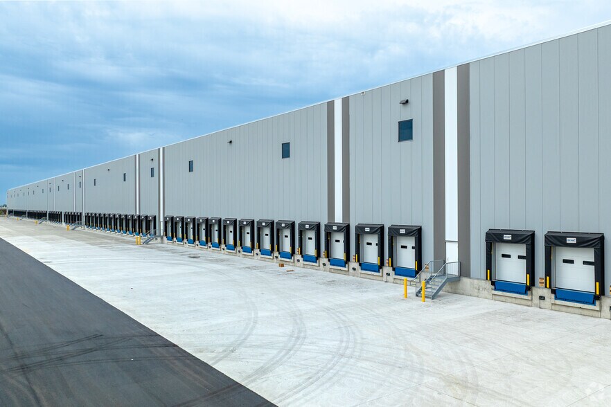 More Photos Of 541 Kipling Av, Toronto Distribution For Lease