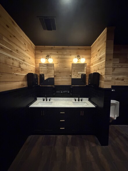 More Photos Of 710 W 6th St, Austin Bar For Lease