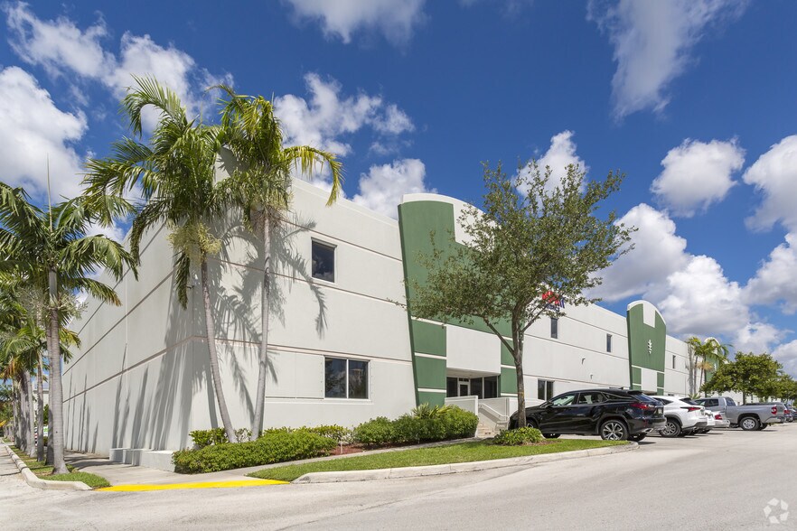 More Photos Of 1345 NW 98th Ct, Doral Warehouse For Lease