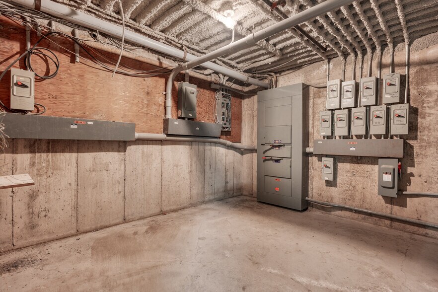 More Photos Of 6050 Don Murie St, Niagara Falls Warehouse For Lease