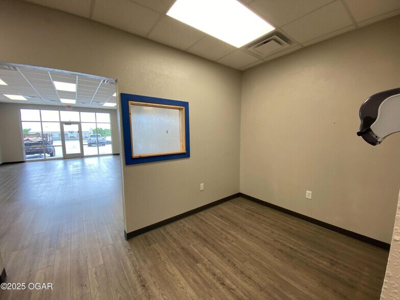 More Photos Of 530 N East St, Webb City General Retail For Lease