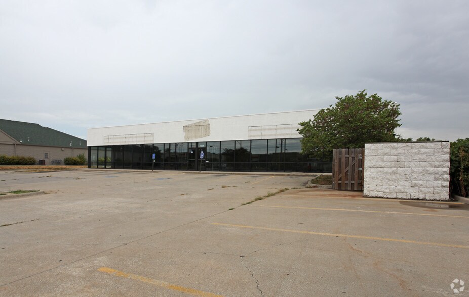 More Photos Of 1528 E 23rd St S, Independence Freestanding For Lease