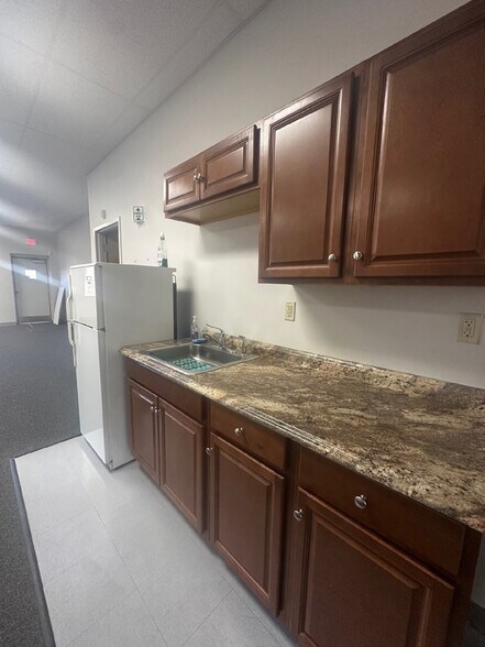 More Photos Of 100 Sebethe Dr, Cromwell Light Distribution For Lease